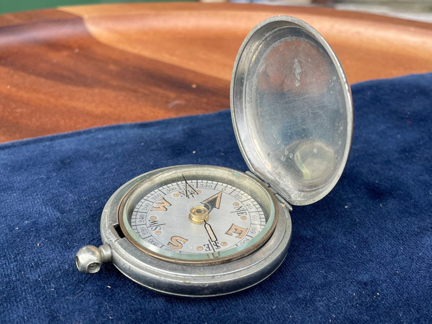 An antique WW1 Dennison MK VI 53278 British Army Officers military compass date stamped 1917 - 4.6cm diameter