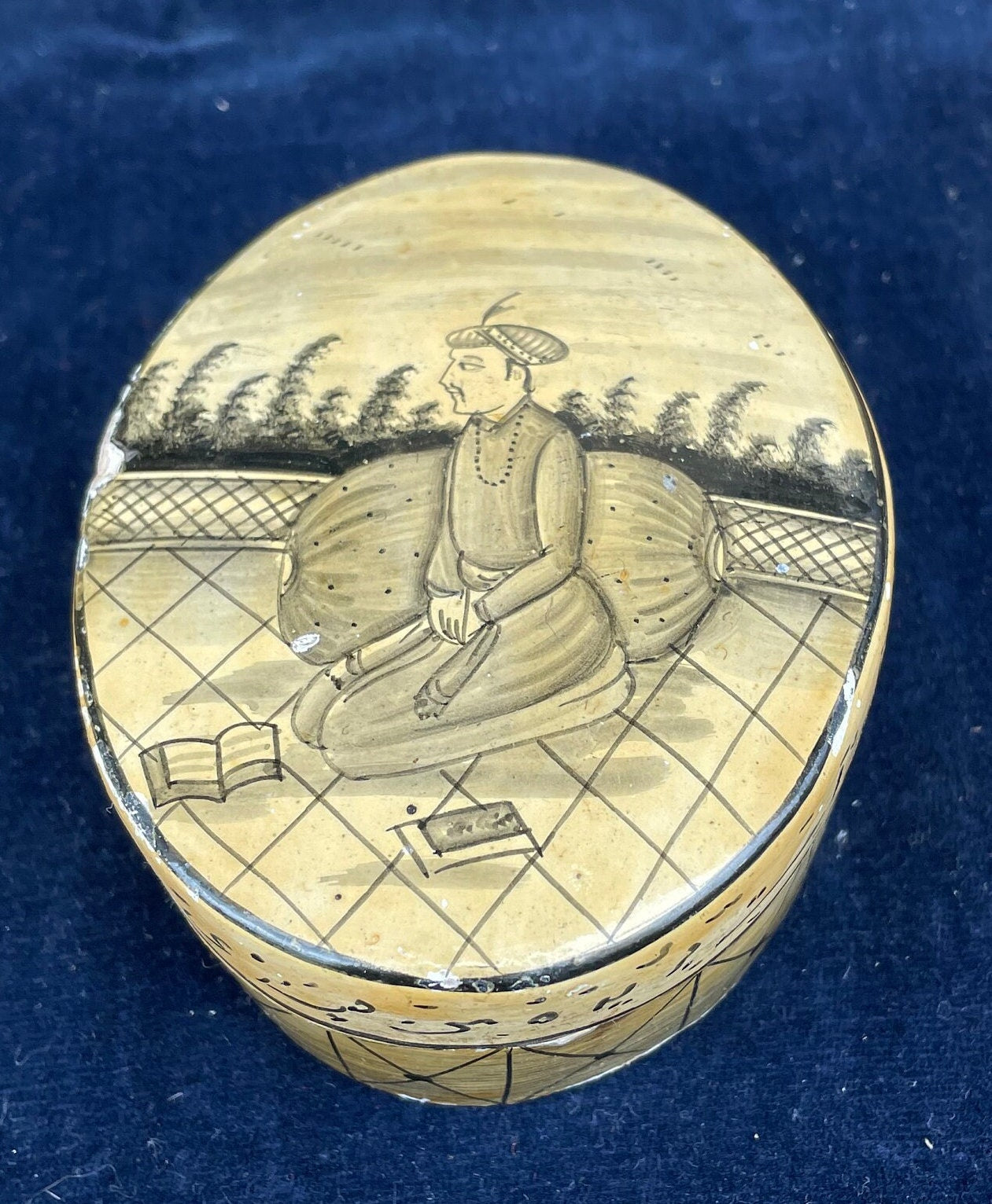 A hand made Persian/Indian Papier-mch box and cover 9x7x4cm