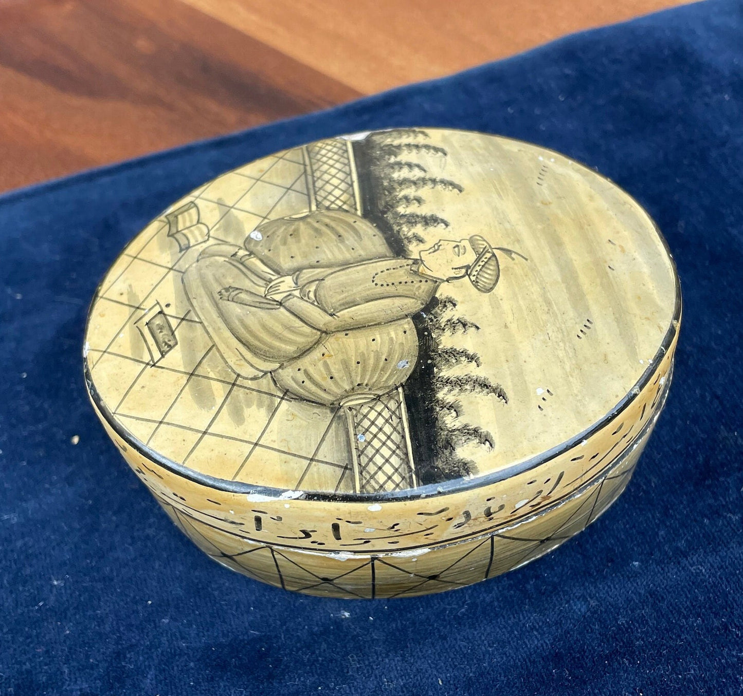 A hand made Persian/Indian Papier-mch box and cover 9x7x4cm