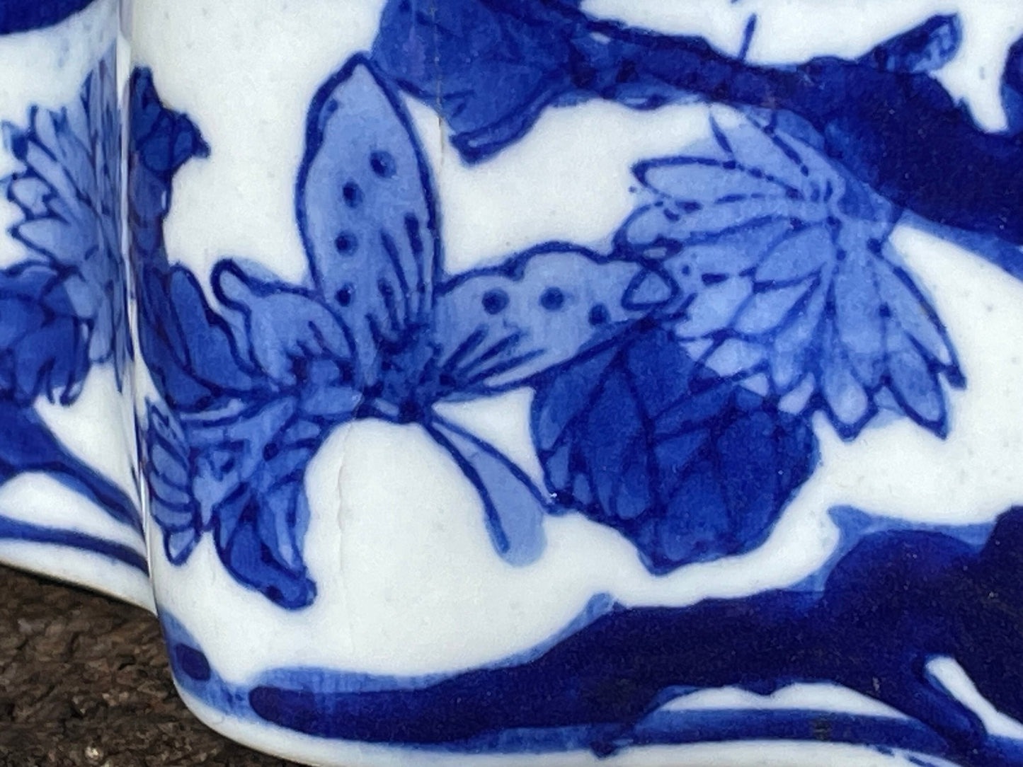 A chinoiserie blue and white porcelain box and cover marks to base 15cm wide