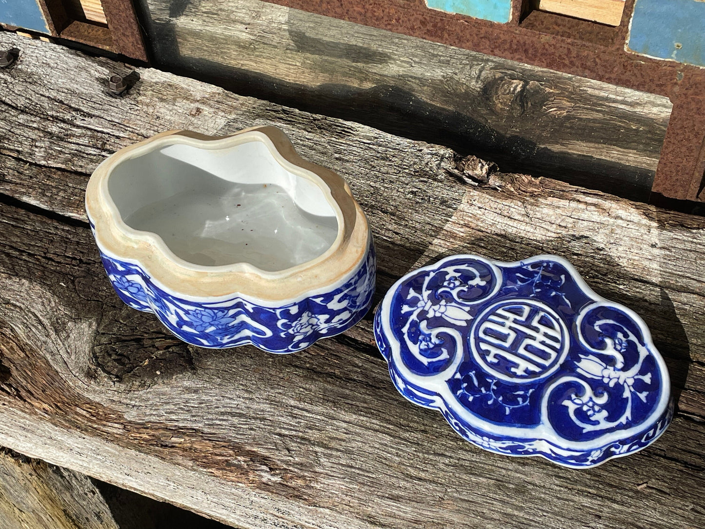 A chinoiserie blue and white porcelain box and cover marks to base 15cm wide