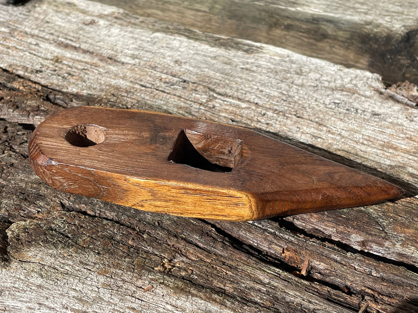 A vintage hand made wooden fishing net shuttle/needle tool piece of folk art 14cm long