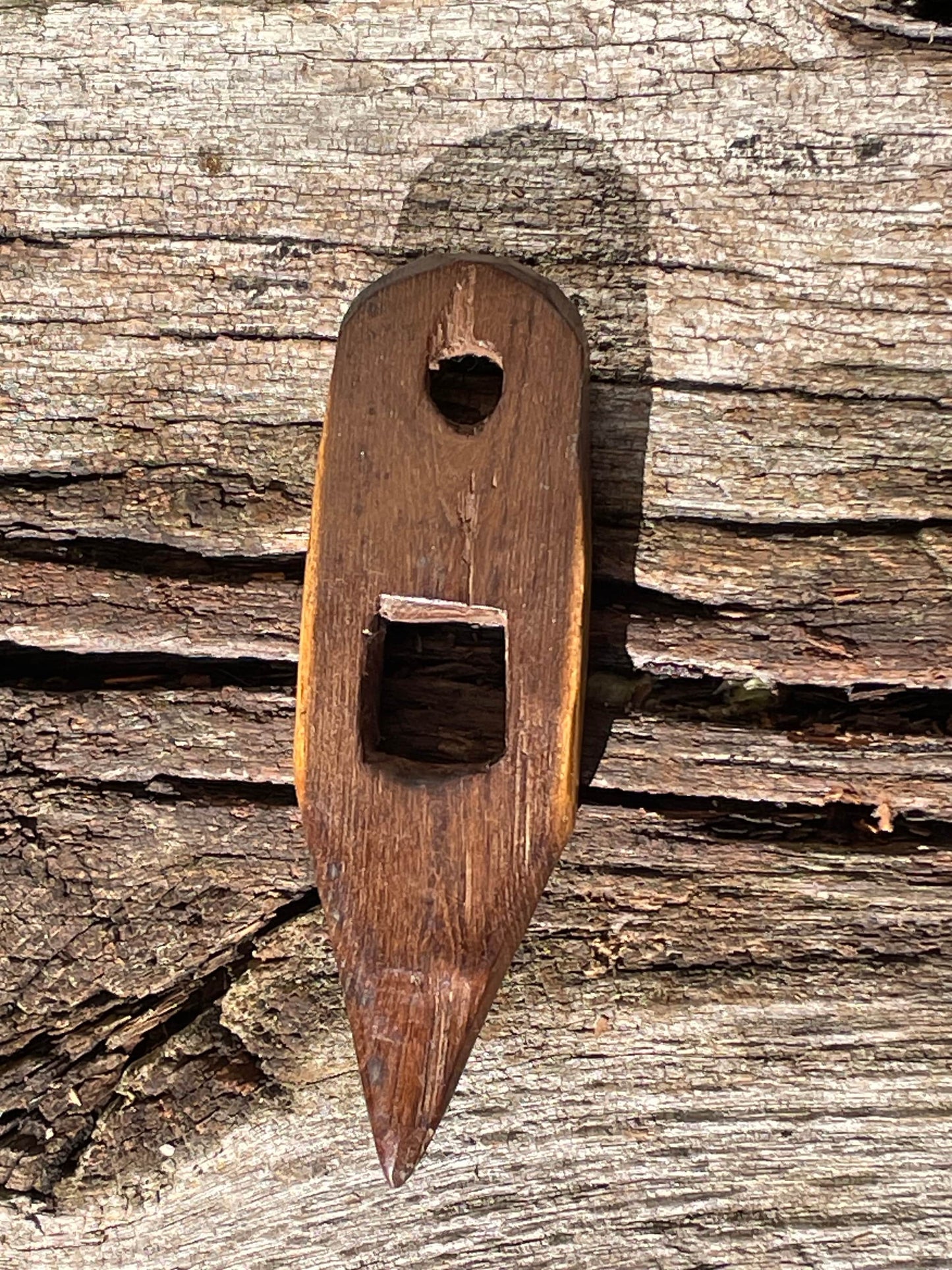 A vintage hand made wooden fishing net shuttle/needle tool piece of folk art 14cm long