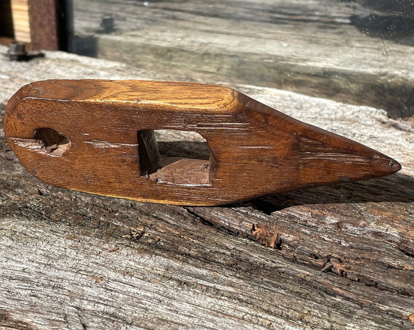 A vintage hand made wooden fishing net shuttle/needle tool piece of folk art 14cm long