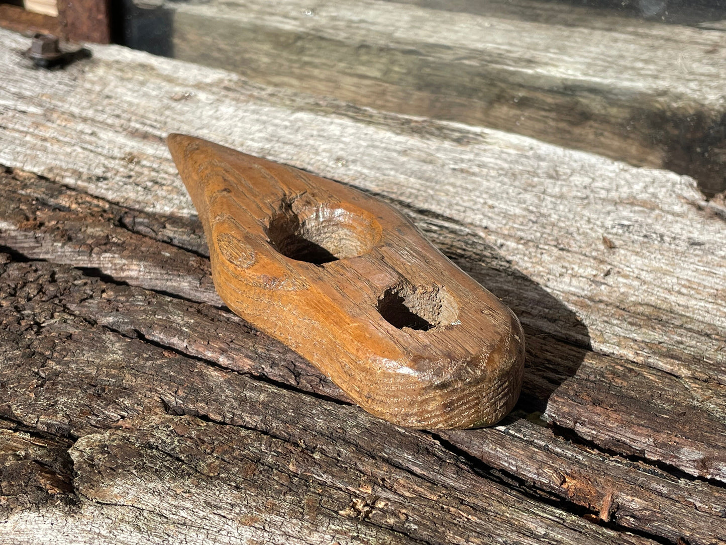 A vintage hand made wooden fishing net shuttle/needle tool piece of folk art 13.5cm long