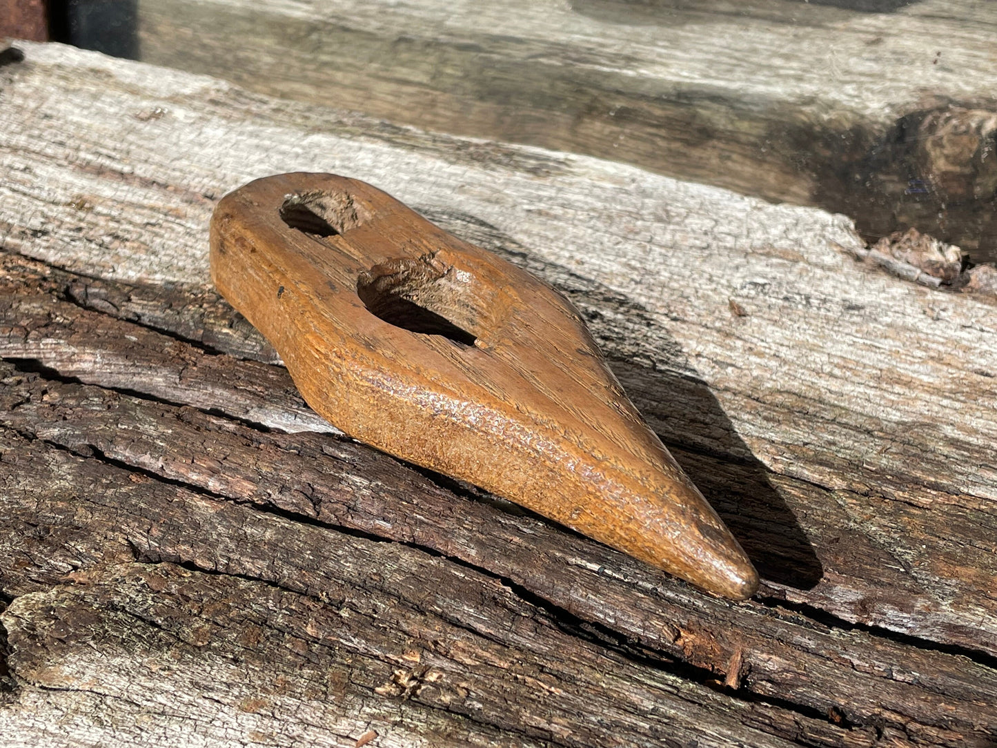 A vintage hand made wooden fishing net shuttle/needle tool piece of folk art 13.5cm long