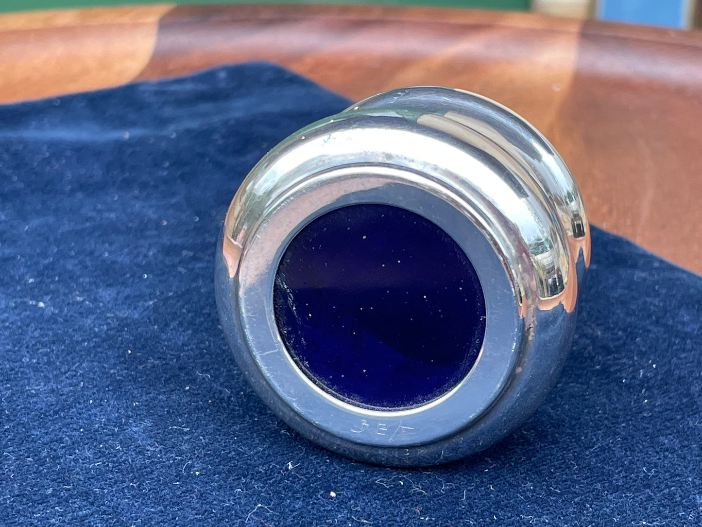 An antique hallmarked solid silver and Bristol blue glass condiment pot -Charles Perry & Co - Birmingham - 1919 - 4.5cm diameter