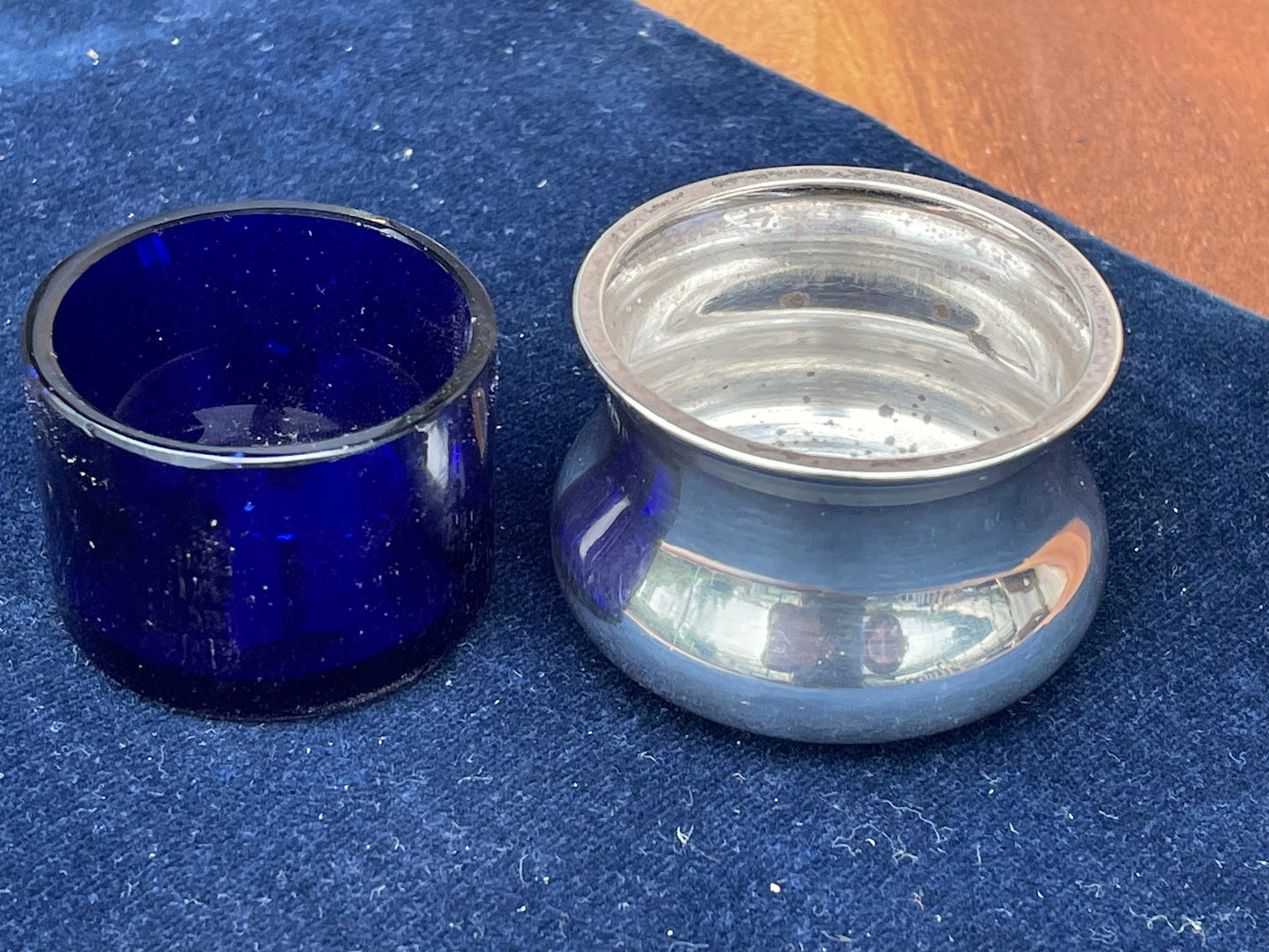 An antique hallmarked solid silver and Bristol blue glass condiment pot -Charles Perry & Co - Birmingham - 1919 - 4.5cm diameter