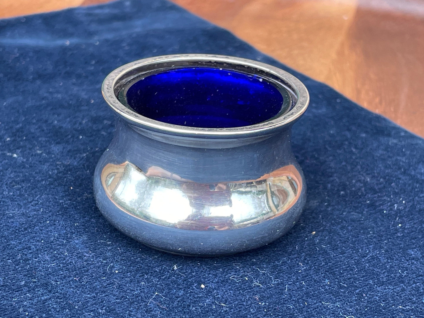 An antique hallmarked solid silver and Bristol blue glass condiment pot -Charles Perry & Co - Birmingham - 1919 - 4.5cm diameter