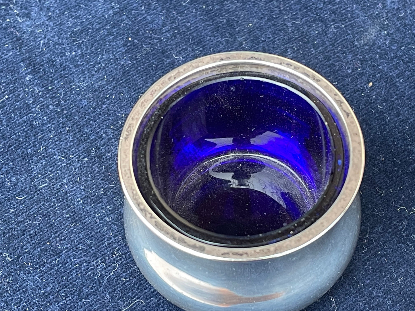 An antique hallmarked solid silver and Bristol blue glass condiment pot -Charles Perry & Co - Birmingham - 1919 - 4.5cm diameter