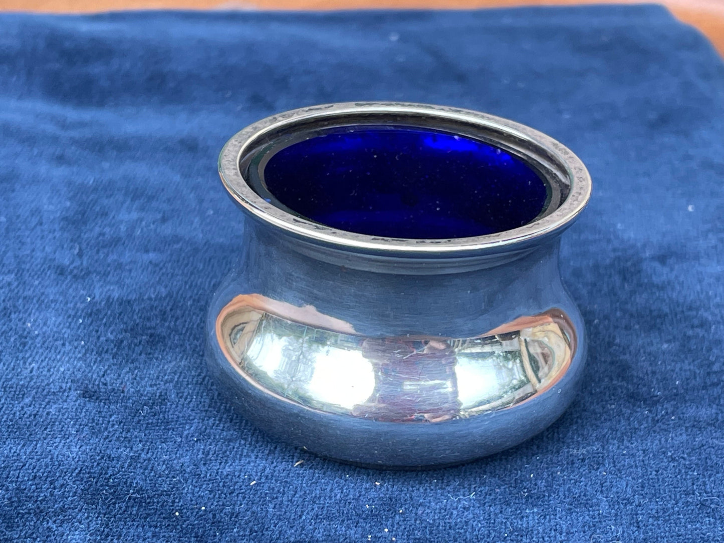 An antique hallmarked solid silver and Bristol blue glass condiment pot -Charles Perry & Co - Birmingham - 1919 - 4.5cm diameter