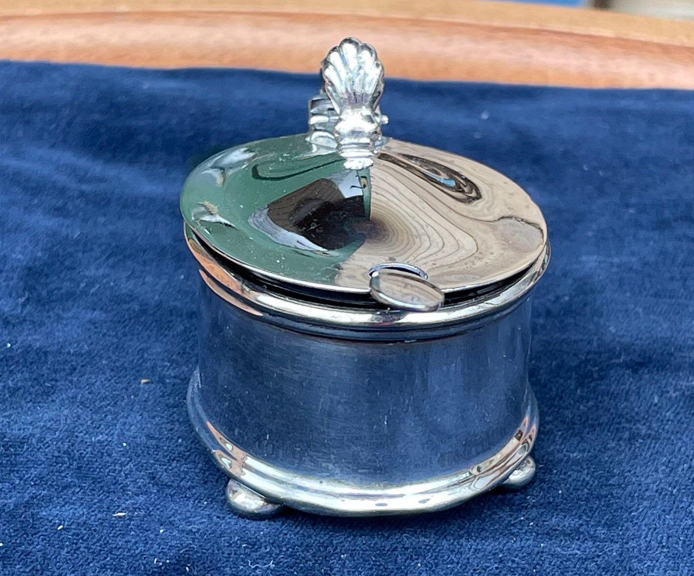 A solid silver English hallmarked condiment/mustard pot with Bristol blue glass liner and spoon - Gorham Manufacturing Co Birmingham - 1919