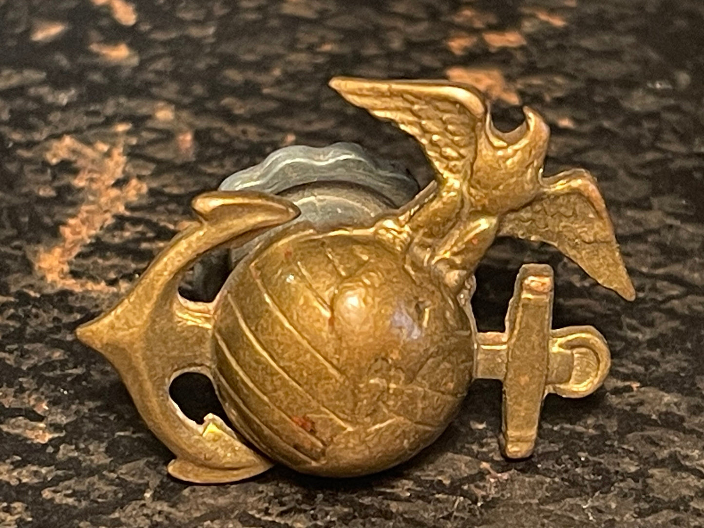 An original U.S Marine Corps USMC threaded pin cap/collar badge c1920