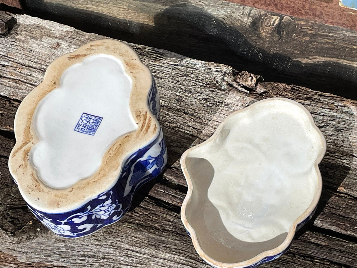 A chinoiserie blue and white porcelain box and cover marks to base 15cm wide