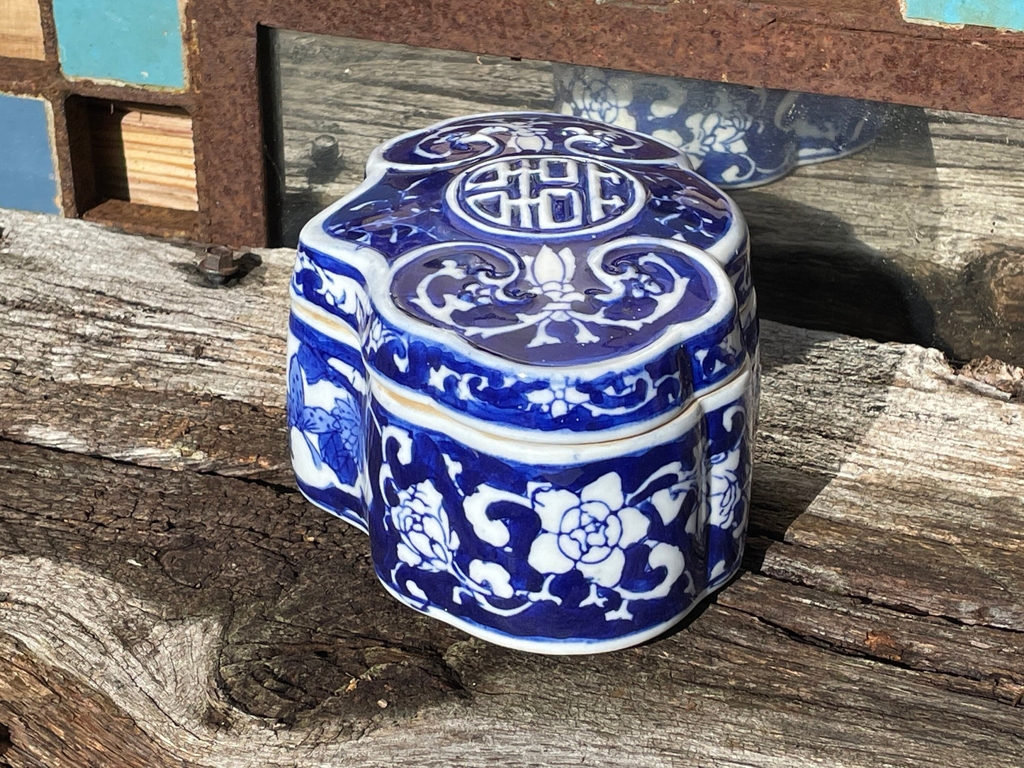 A chinoiserie blue and white porcelain box and cover marks to base 15cm wide