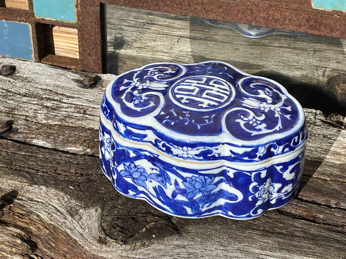 A chinoiserie blue and white porcelain box and cover marks to base 15cm wide