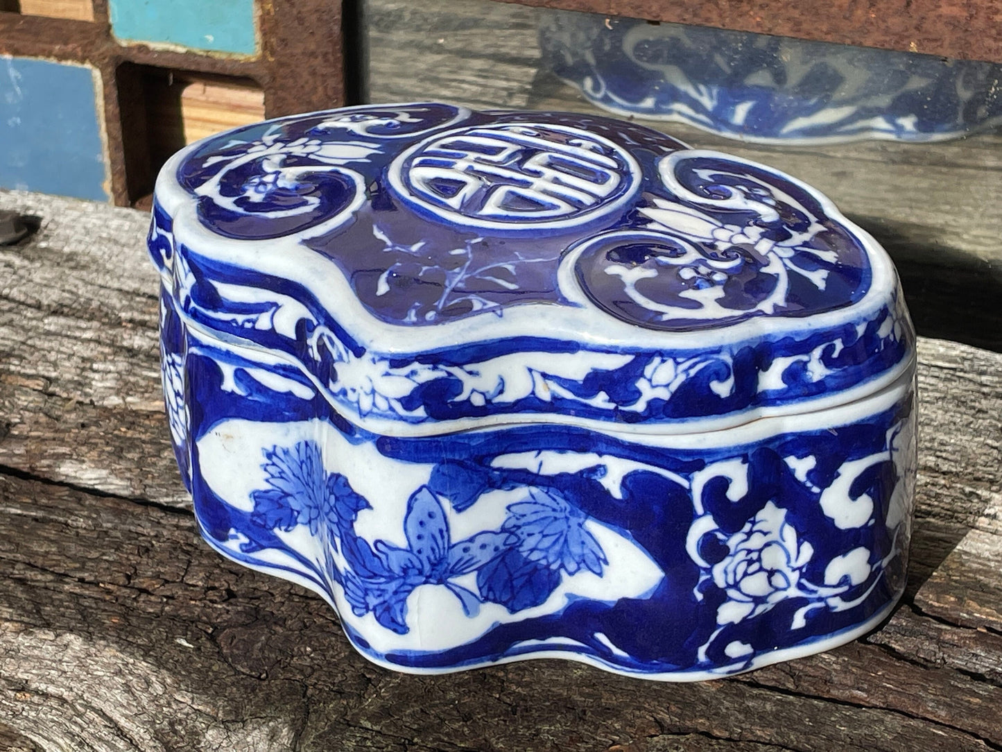 A chinoiserie blue and white porcelain box and cover marks to base 15cm wide