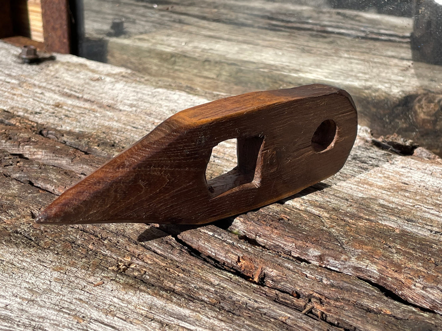 A vintage hand made wooden fishing net shuttle/needle tool piece of folk art 14cm long