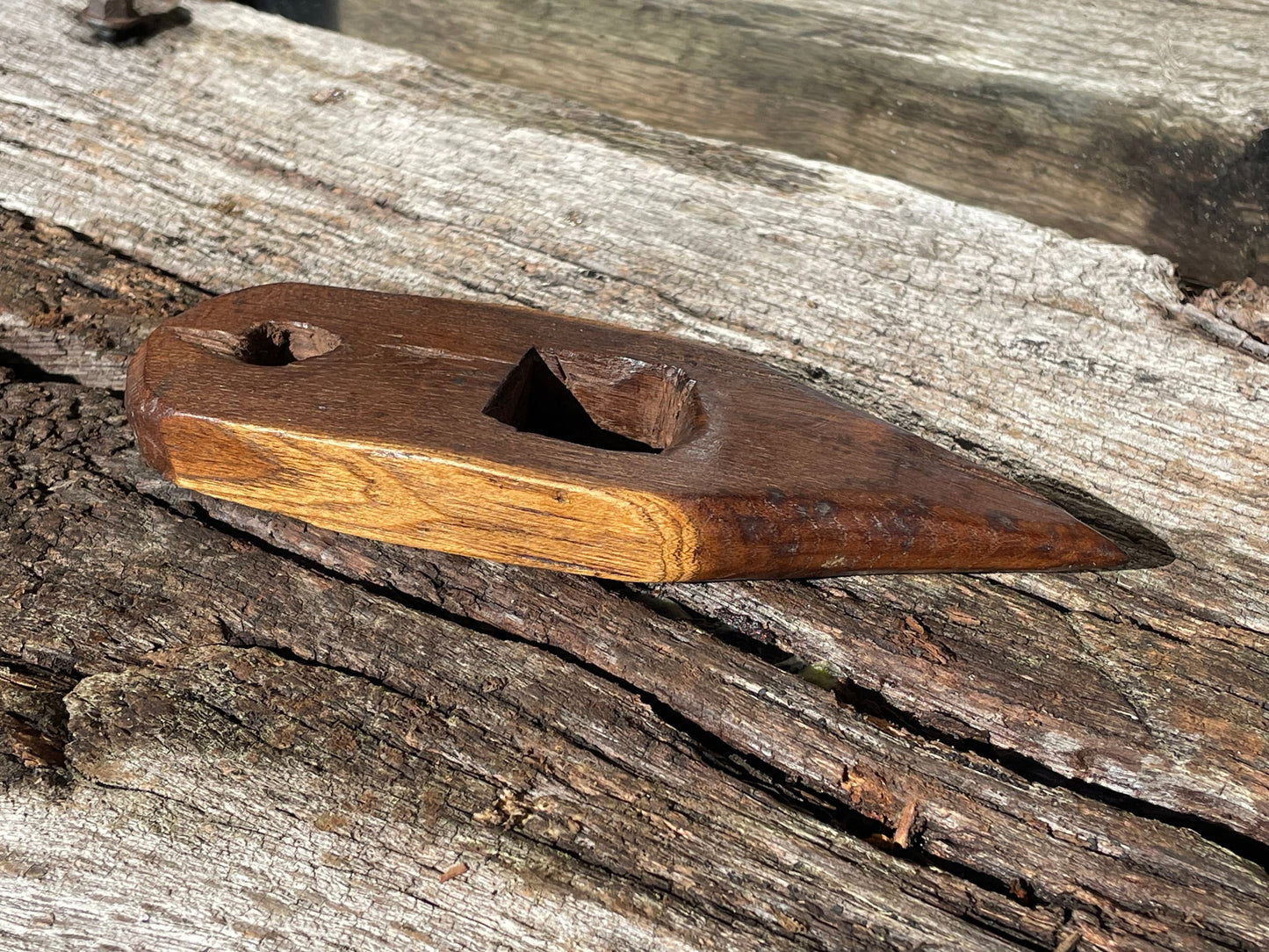 A vintage hand made wooden fishing net shuttle/needle tool piece of folk art 14cm long