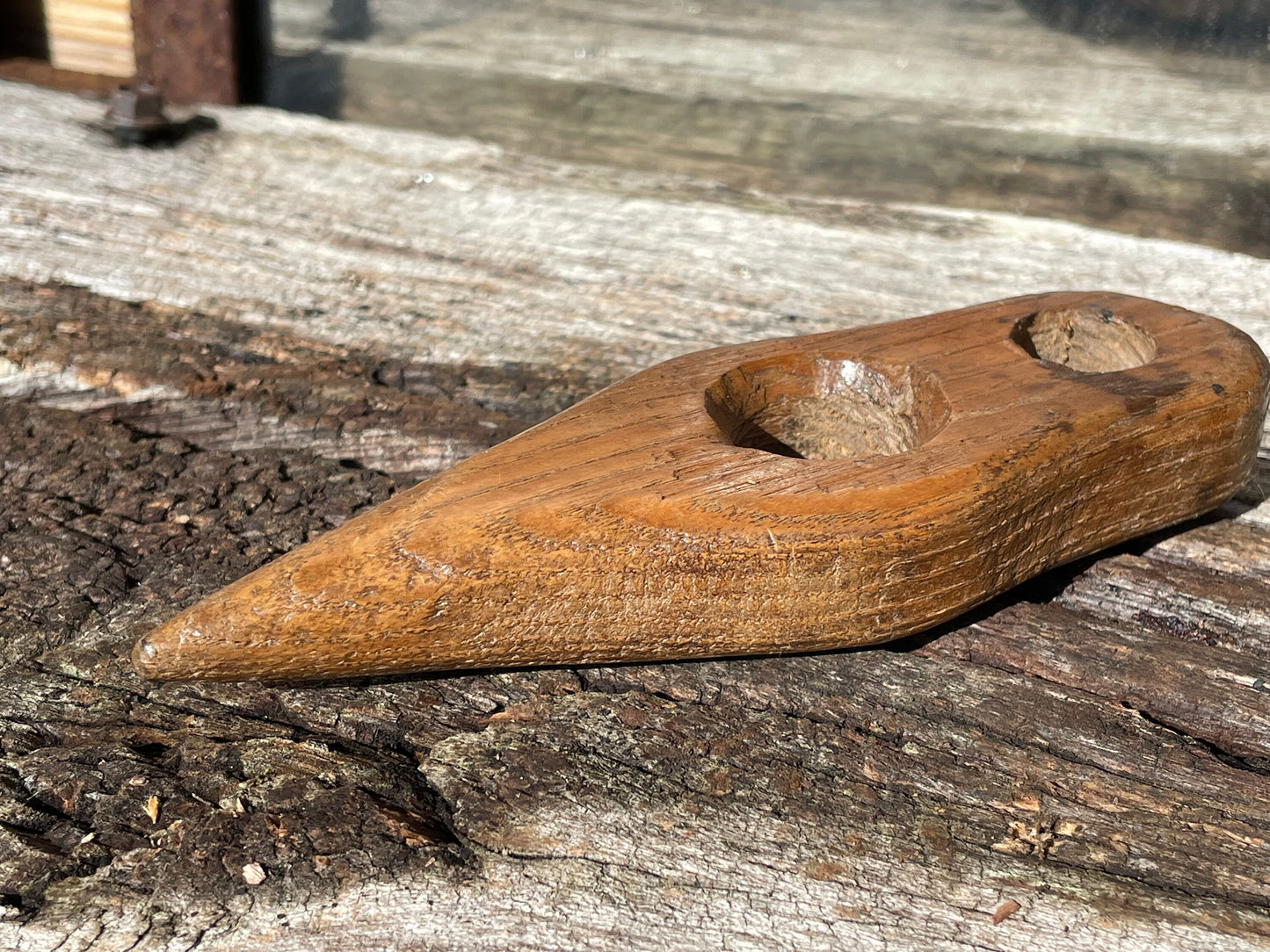A vintage hand made wooden fishing net shuttle/needle tool piece of folk art 13.5cm long