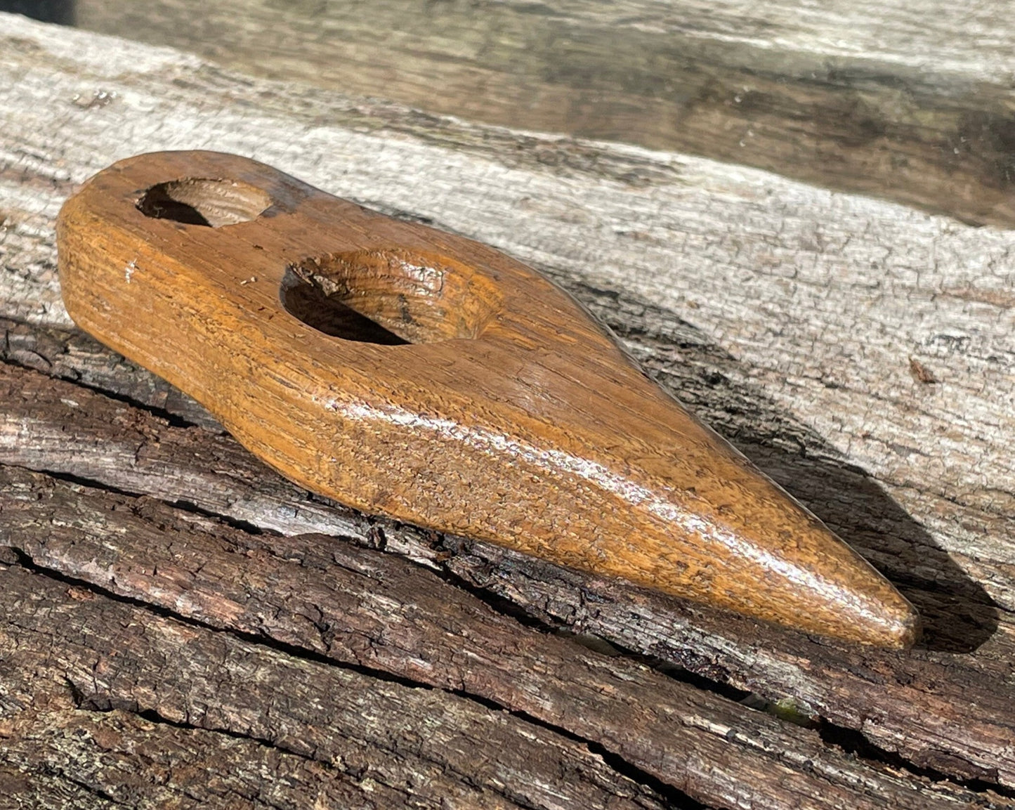 A vintage hand made wooden fishing net shuttle/needle tool piece of folk art 13.5cm long
