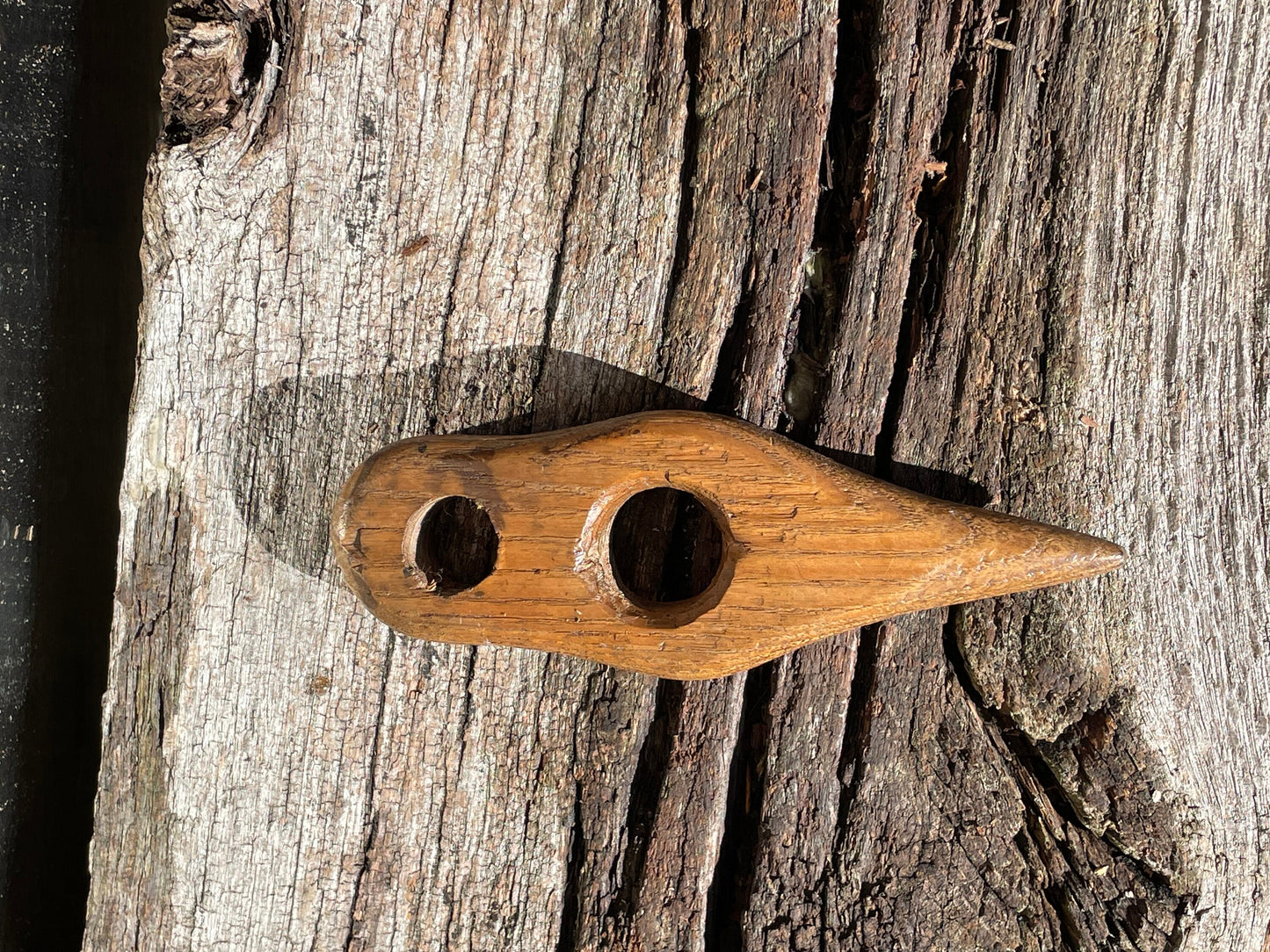 A vintage hand made wooden fishing net shuttle/needle tool piece of folk art 13.5cm long