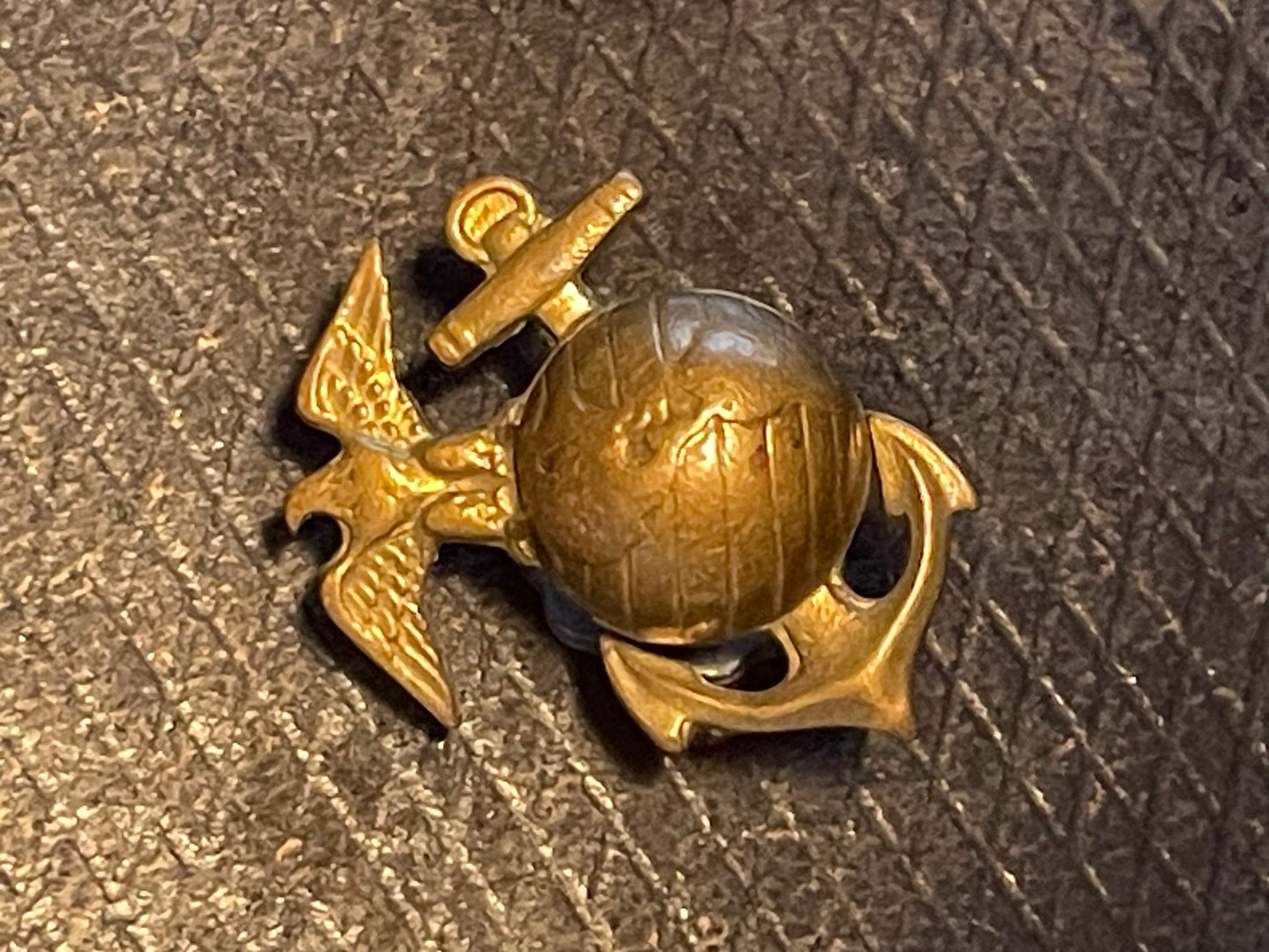 An original U.S Marine Corps USMC threaded pin cap/collar badge c1920