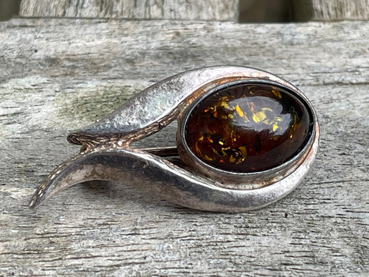Vintage Sterling Silver Amber Brooch 30mm – 925 Modernist Leaf Swirl Pin with Cognac Pressed Amber Cabochon, Mid-Century Style