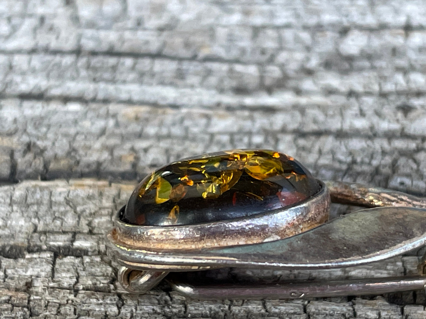 Vintage Sterling Silver Amber Brooch 30mm – 925 Modernist Leaf Swirl Pin with Cognac Pressed Amber Cabochon, Mid-Century Style