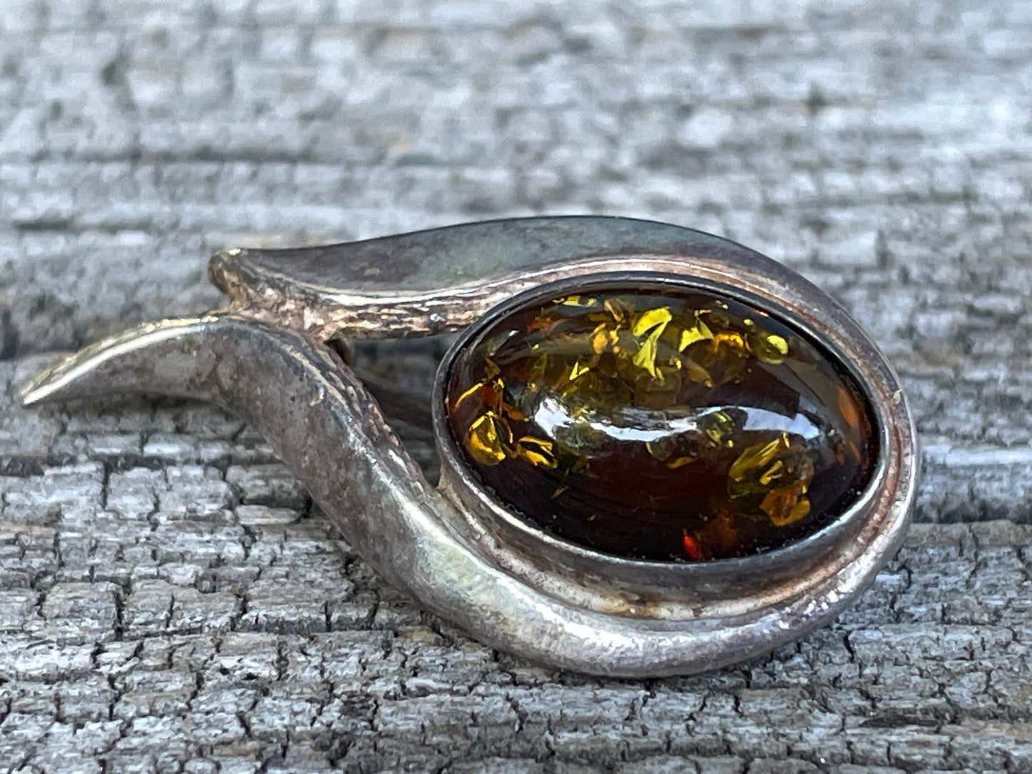 Vintage Sterling Silver Amber Brooch 30mm – 925 Modernist Leaf Swirl Pin with Cognac Pressed Amber Cabochon, Mid-Century Style