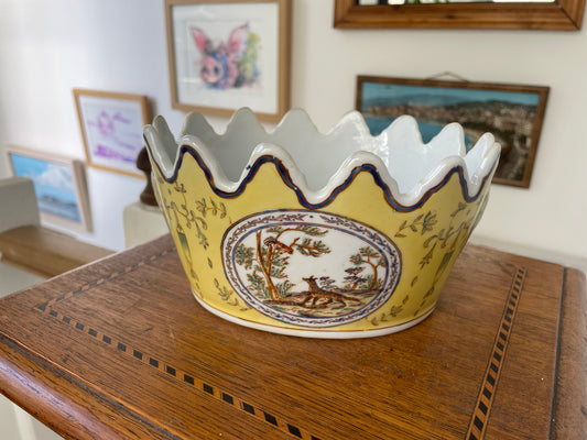 Vintage Chinese Export Style Porcelain Wine Glass Rinser with Scalloped Rim, Enamel Decoration, Fox and Rooster Scene, Qianlong Mark