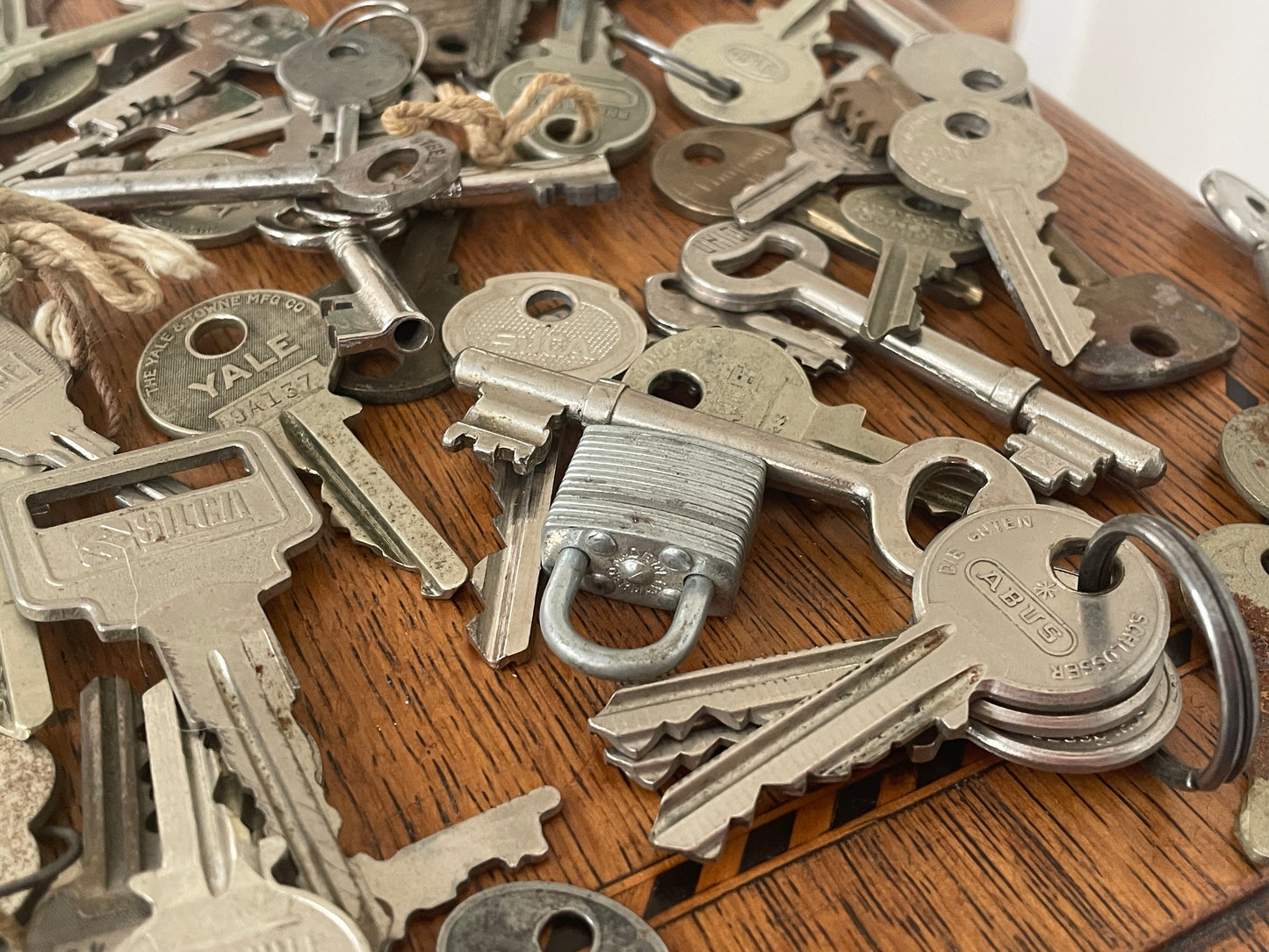 Vintage Mixed Key Collection – Antique & Retro Keys Job Lot, Yale Abus Skeleton Keys, Industrial Locksmith Supply, Craft Bundle