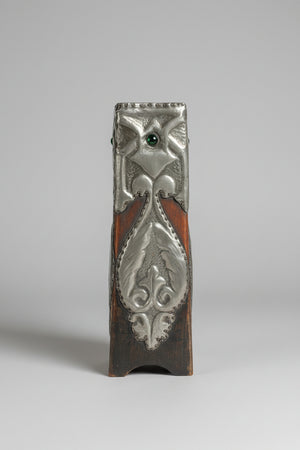 Arts & Crafts Pewter and Oak Vase c.1900 – Handcrafted English Art Nouveau Design with Green Cabochon Glass Jewel, 25 cm
