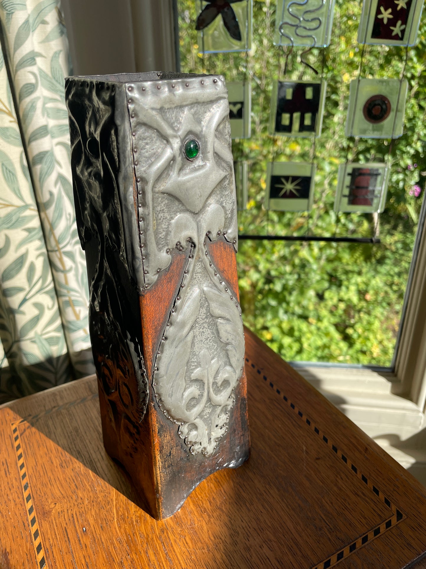 Arts & Crafts Pewter and Oak Vase c.1900 – Handcrafted English Art Nouveau Design with Green Cabochon Glass Jewel, 25 cm