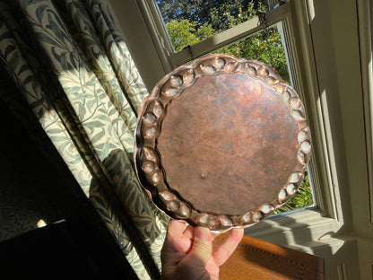 Arts & Crafts Copper Tray by Beldray England c.1920 – Hand-Hammered Copper Charger with Repoussé Leaf Border, 25 cm