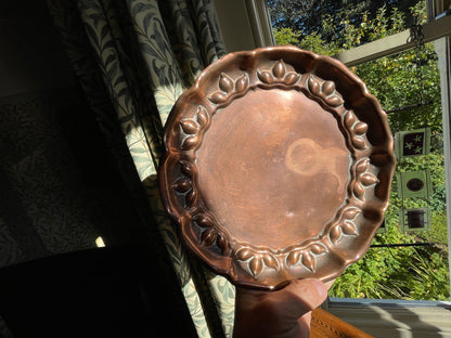 Arts & Crafts Copper Tray by Beldray England c.1920 – Hand-Hammered Copper Charger with Repoussé Leaf Border, 25 cm