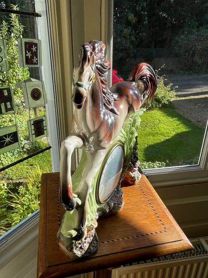 Mid-Century Italian Ceramic Horse Mantel Clock – Hand Painted Capodimonte Style with Mercedes West Germany 30-Hour Wind-Up Movement