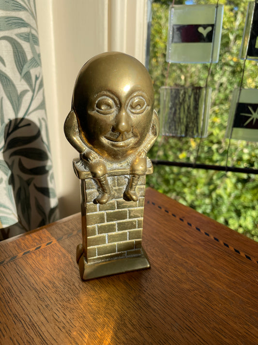 Vintage Brass Humpty Dumpty Money Box – 1950s English Nursery Rhyme Character Coin Bank, Mid-Century Brass Collectible (15 cm)