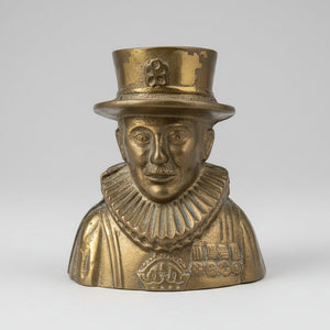 Vintage Brass Beefeater Money Box – English Mid-Century Tower of London Souvenir Coin Bank Marked ENGLAND, 12 cm