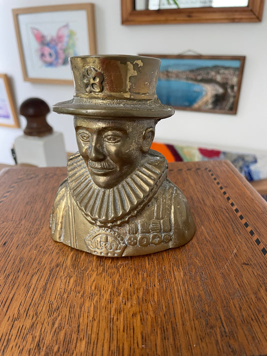 Vintage Brass Beefeater Money Box – English Mid-Century Tower of London Souvenir Coin Bank Marked ENGLAND, 12 cm