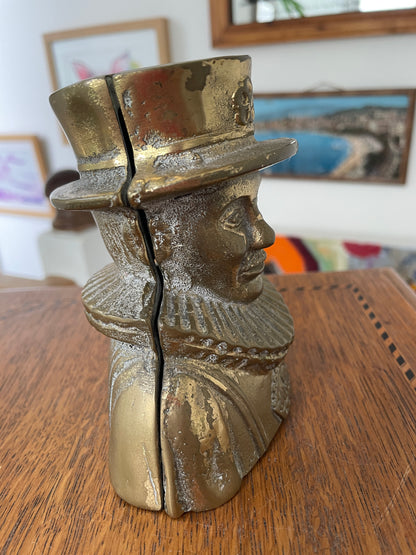 Vintage Brass Beefeater Money Box – English Mid-Century Tower of London Souvenir Coin Bank Marked ENGLAND, 12 cm