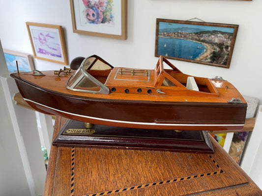 Vintage Wooden Model Speedboat on Stand – Handcrafted Mid Century Chris-Craft Style Motorboat, Varnished Display Boat with Brass Fittings
