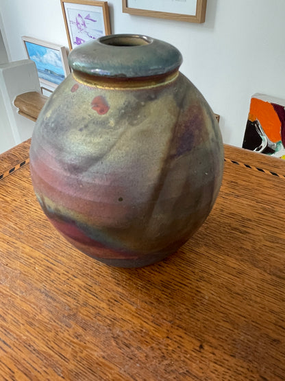British Studio Pottery Raku Vase – Iridescent Copper-Matte Fired Stoneware with 3S Stamp (Late 20th Century)