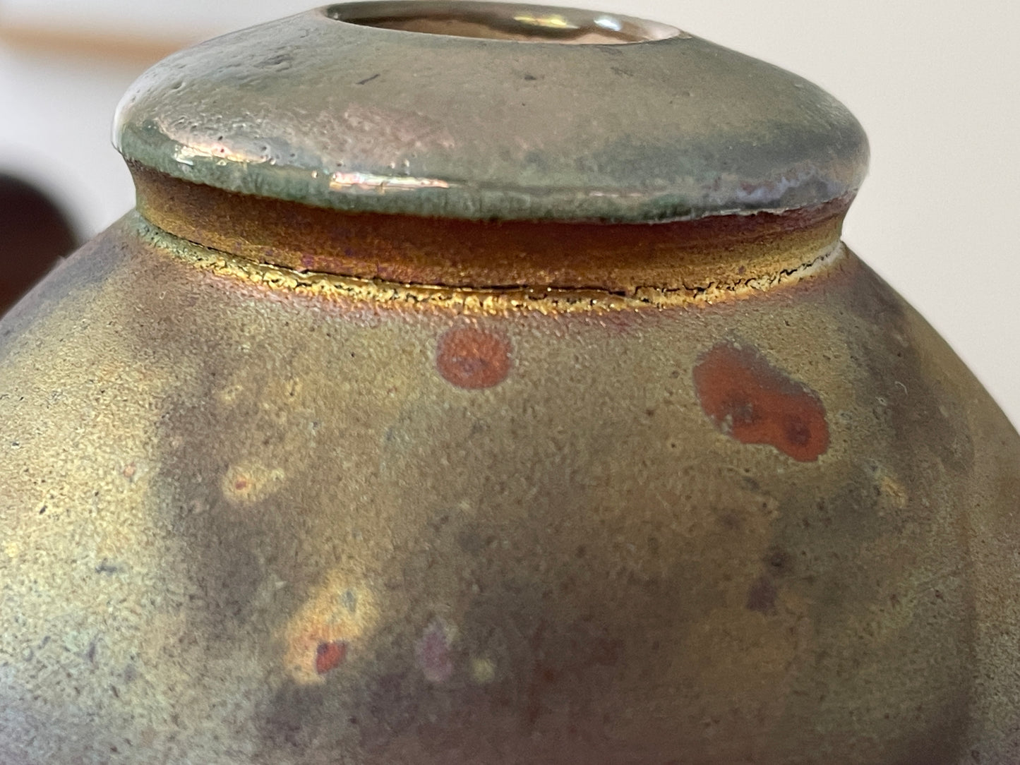 British Studio Pottery Raku Vase – Iridescent Copper-Matte Fired Stoneware with 3S Stamp (Late 20th Century)