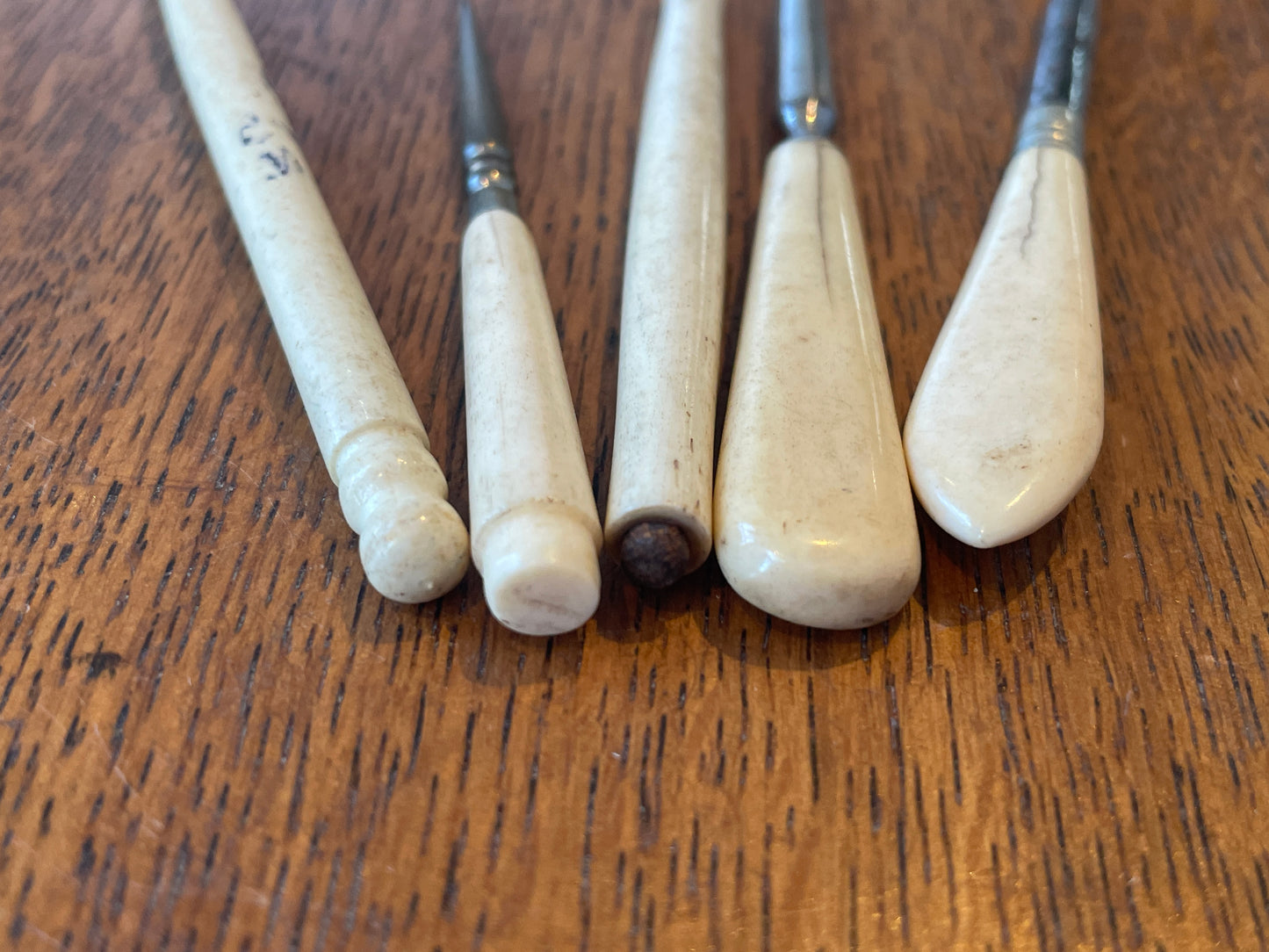 Antique British Sewing Tools – Bone Stilettos, Crochet Hook & Lace-Making Stylus (c.1880–1910)11