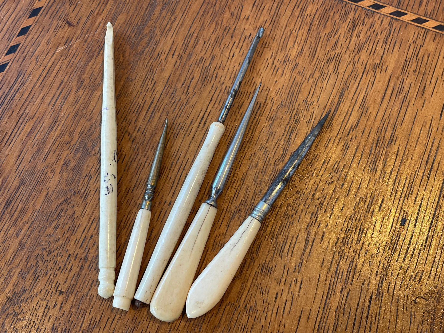 Antique British Sewing Tools – Bone Stilettos, Crochet Hook & Lace-Making Stylus (c.1880–1910)11