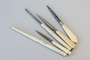 Antique British Sewing Tools – Bone Stilettos, Crochet Hook & Lace-Making Stylus (c.1880–1910)11