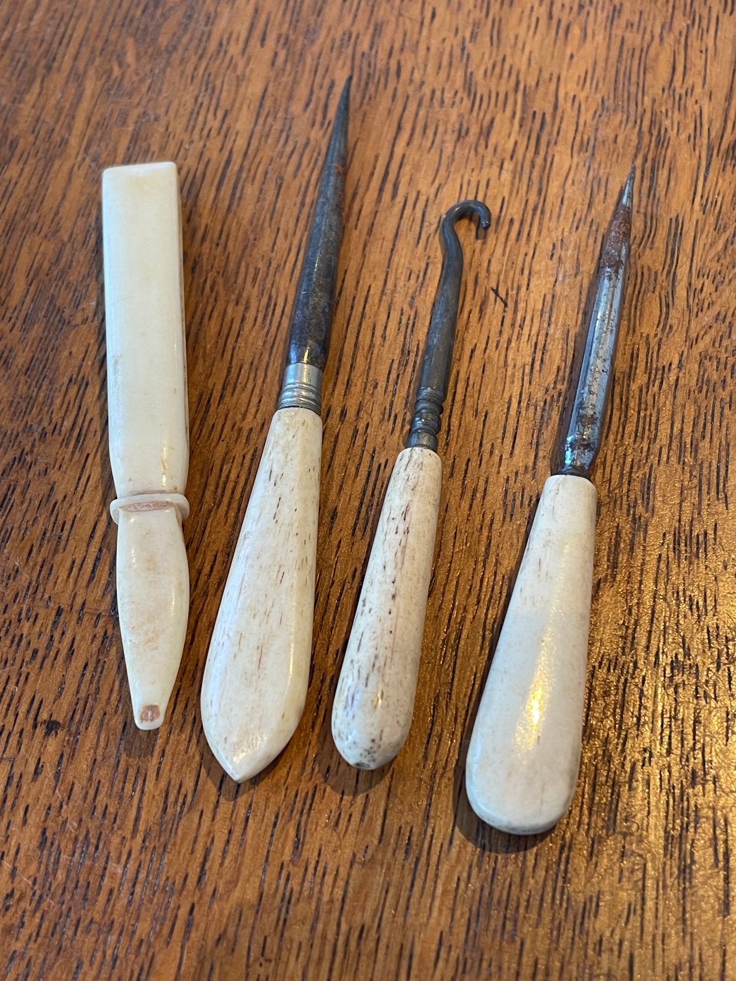 Antique British Sewing Tools – Bone Stilettos, Crochet Hook & Thread Cutter (c.1880–1910)9