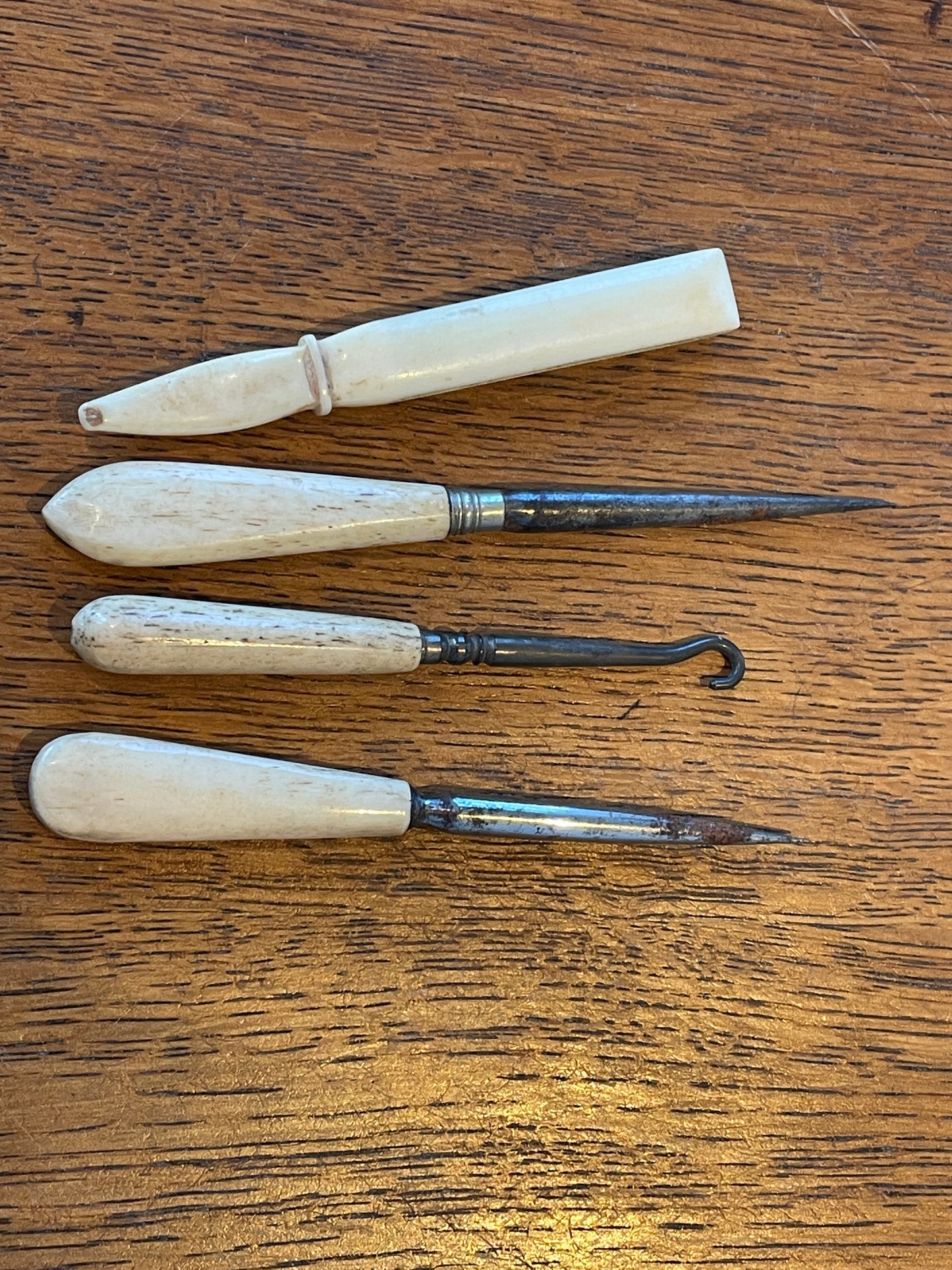 Antique British Sewing Tools – Bone Stilettos, Crochet Hook & Thread Cutter (c.1880–1910)9
