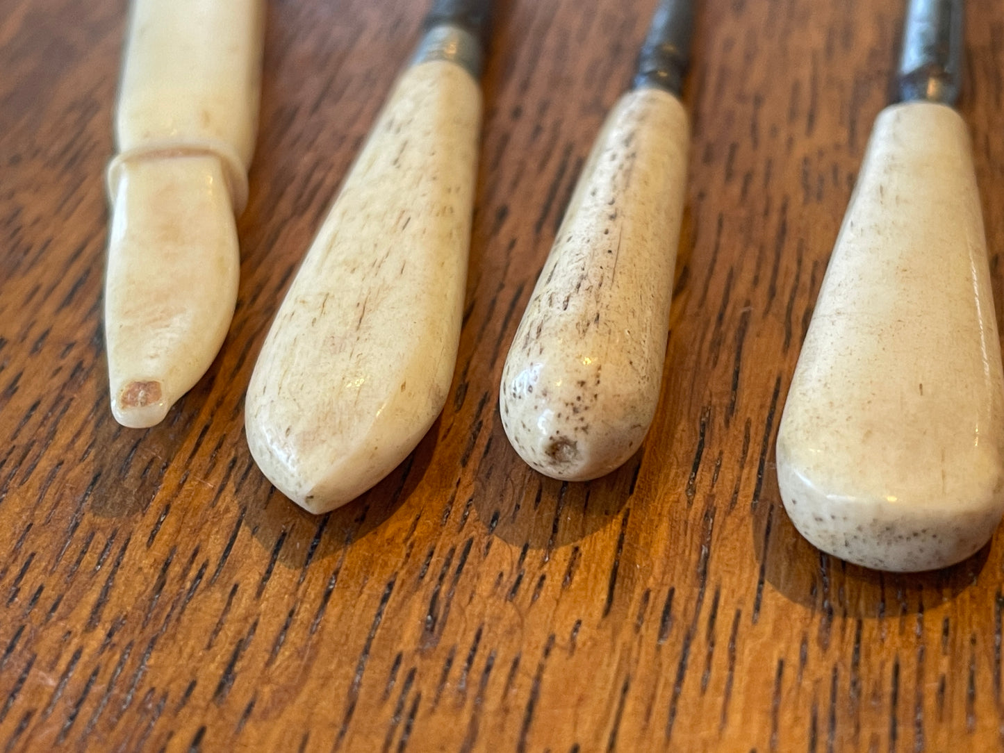 Antique British Sewing Tools – Bone Stilettos, Crochet Hook & Thread Cutter (c.1880–1910)9